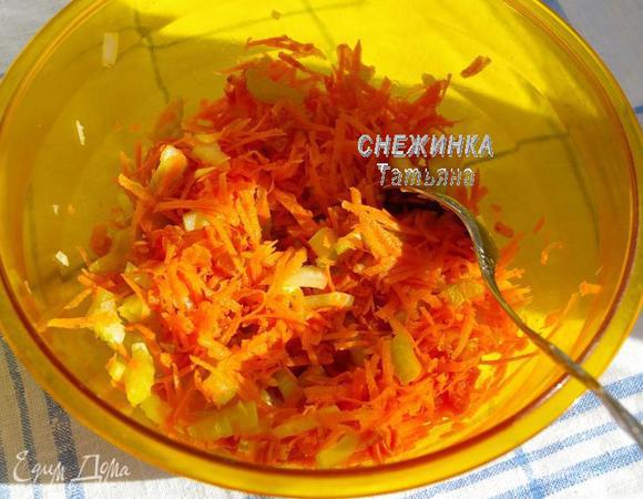 Смешиваем все ингредиенты, заправляем сметаной, солим, перчим по вкусу. 