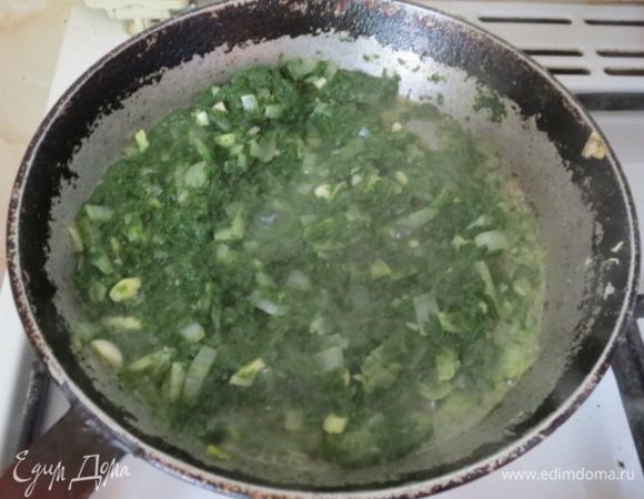 Сначала приготовим начинку. 
На растительном масле обжариваем порубленный лук вместе с чесноком. Добавляем шпинат и тушим, пока не выпарится лишняя влага.
Параллельно варим и остужаем яйца.
