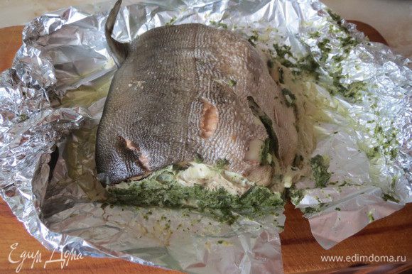 Дать рыбе немного остыть и нарезать на порционные куски.