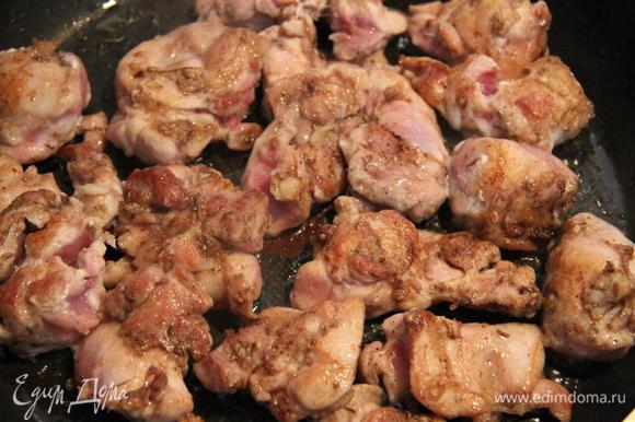 Обжарьте на сковороде кусочки курицы, все время помешивая.