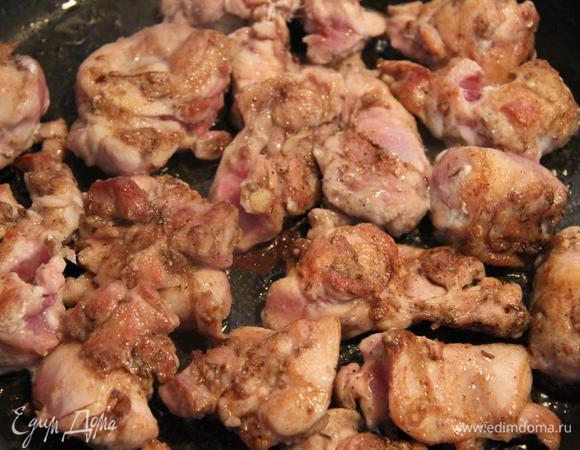 Обжарьте на сковороде кусочки курицы, все время помешивая.