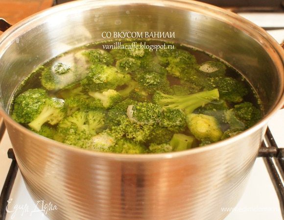 Брокколи бланшировать в подсоленной воде минуты 2-4.