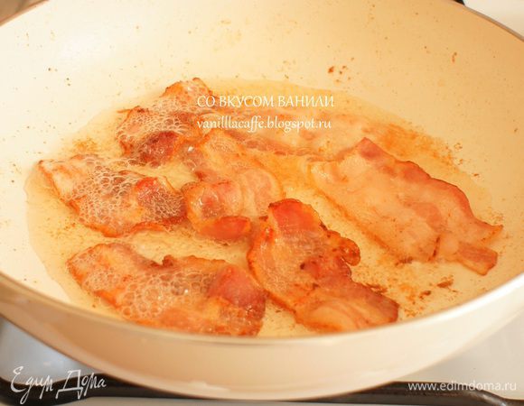 На сухой сковороде обжарить бекон. Вытопившийся их бекона жир оставить на сковороде.