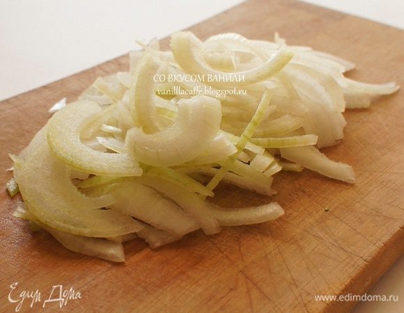 Лук нарезать полукольцами.