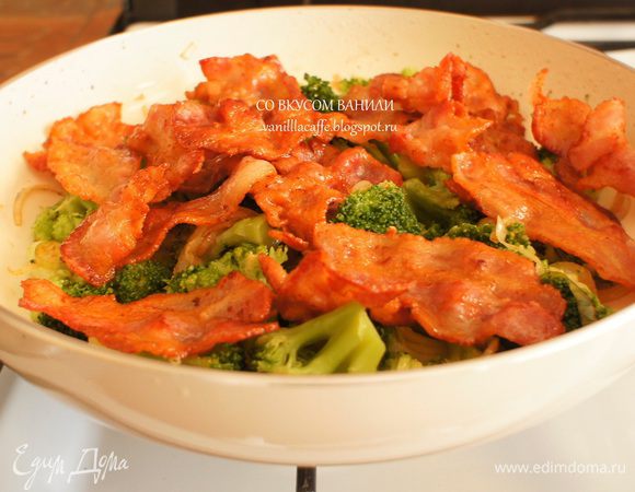 Добавить к брокколи и луку обжаренный бекон. Перемешать. Начинка готова.