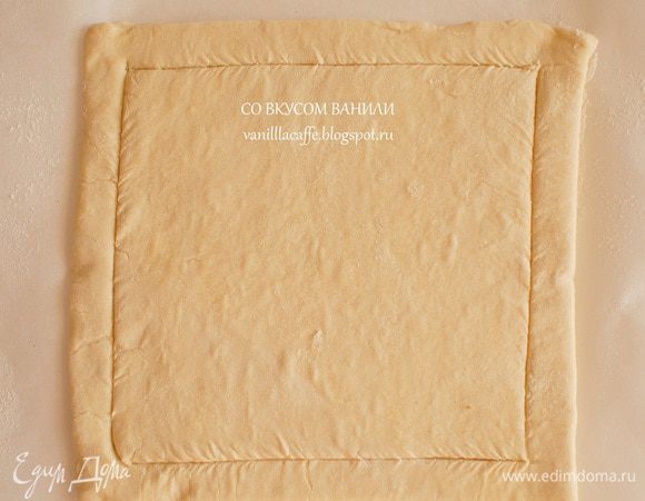 На одной пластинке теста по краям сделать неглубокие надрезы ножом.