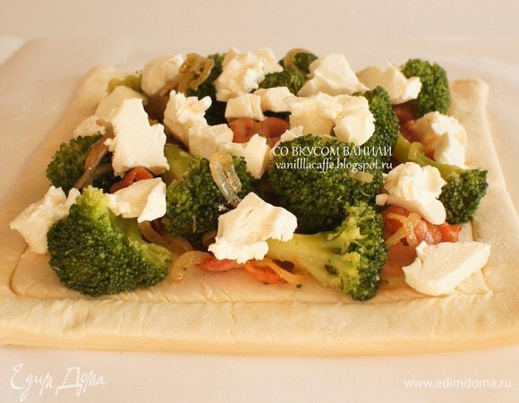 Выложить одну часть остывшей начинки. Приправить перцем. Сверху раскрошить Фетаксу (Фетакса - сыр, конечно, не для выпечки, а для салатов, поэтому лучше использовать сыр, который плавится, но свою положительную вкусовую роль Фетакса тоже сыграл).