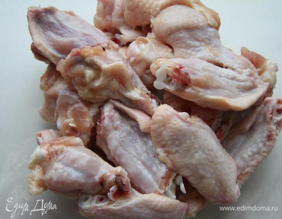 Крылья разрежьте пополам по суставу.