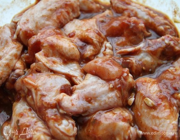 Положите мясо в маринад, хорошо обмажьте каждый кусок и уберите в холодное место минимум  для маринования. Пока чистим картошечку.