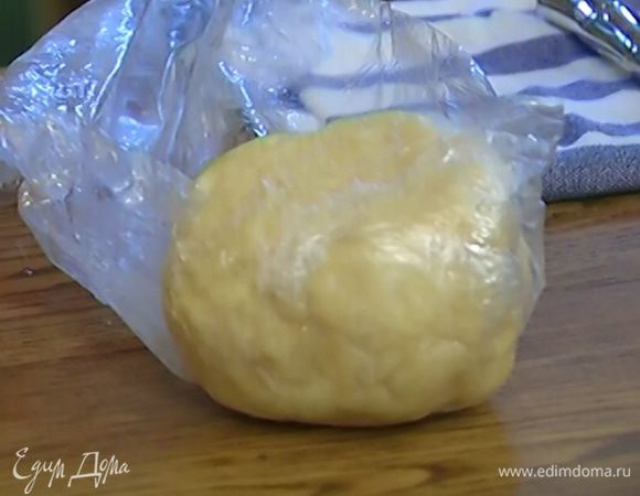 Сформировать из теста шар, завернуть в пищевую пленку и отправить в холодильник на 15–30 минут.