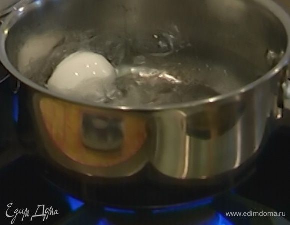 Яйца отварить всмятку и почистить.