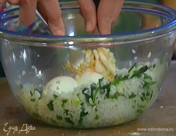 Приготовить начинку: измельченный лук соединить с рисом и шпинатом, посолить, поперчить и перемешать, затем добавить яйца, размять их вилкой и еще раз все перемешать.