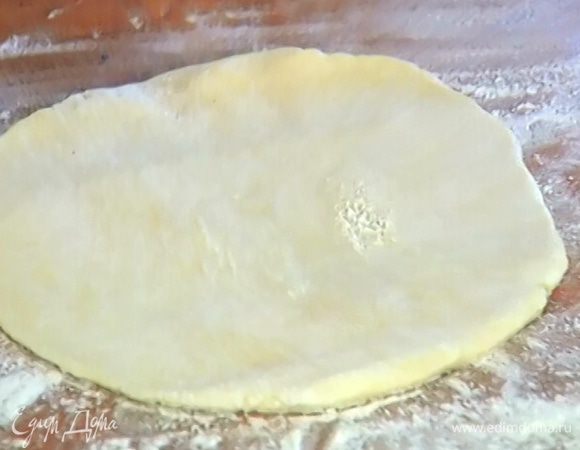 Присыпать рабочую поверхность оставшейся мукой, частями раскатывать тесто в тонкие пласты и стаканом вырезать кружки.