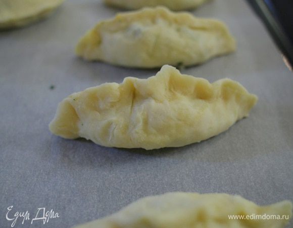 На каждый кружок теста выложить начинку и сформировать пирожки.