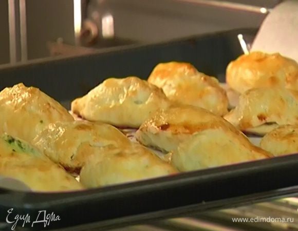 Противень выстелить бумагой для выпечки, выложить пирожки, смазать со всех сторон желтком с молоком и выпекать в разогретой духовке до готовности теста 20–25 минут. Подавать пирожки теплыми.