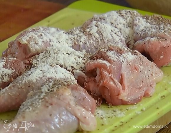 Окорочка разрезать пополам, выложить в глубокую посуду, слегка посолить, поперчить, присыпать кориандром и мукой, все перемешать.
