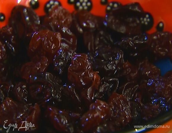 Всыпать вишню, перемешать и посолить.