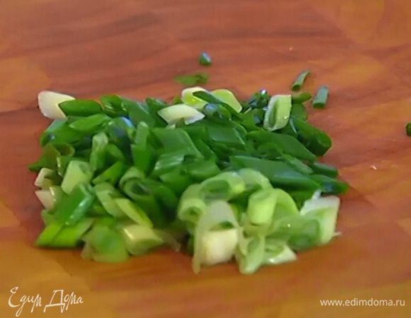 Зеленый лук порезать не слишком мелко.