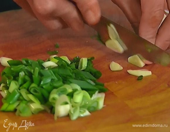 Чеснок почистить и нарезать тонкими пластинками.