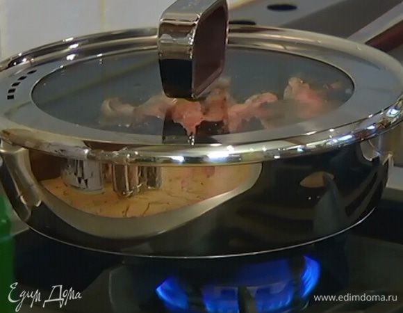 Когда курица обжарится до карамельной корочки, влить горячий бульон и тушить под крышкой еще 20 минут. Если жидкость быстро выкипит, добавить еще бульона, белого вина или просто горячей воды.