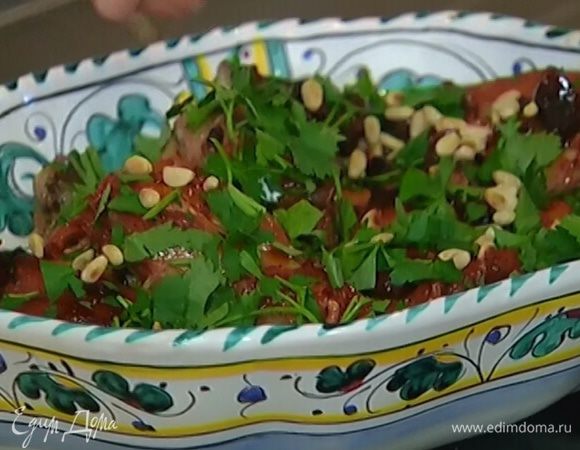 Готовую курицу полить соусом, в котором она тушилась, и посыпать петрушкой и кедровыми орехами.