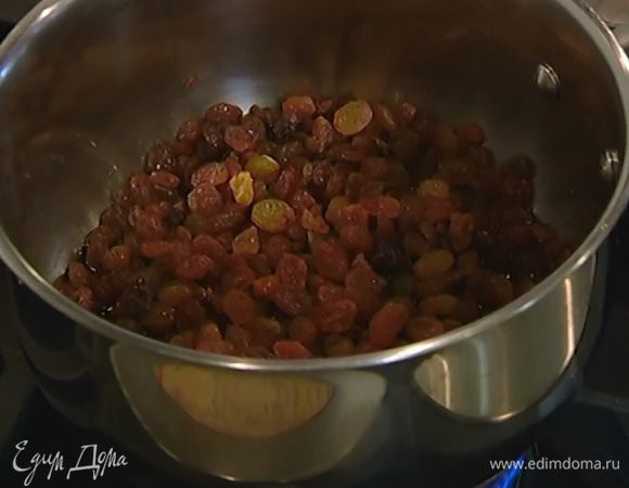 Изюм выложить в небольшую кастрюлю, добавить 1 ст. ложку сахара демерара, влить коньяк и уваривать на очень медленном огне, пока изюм не впитает весь алкоголь.