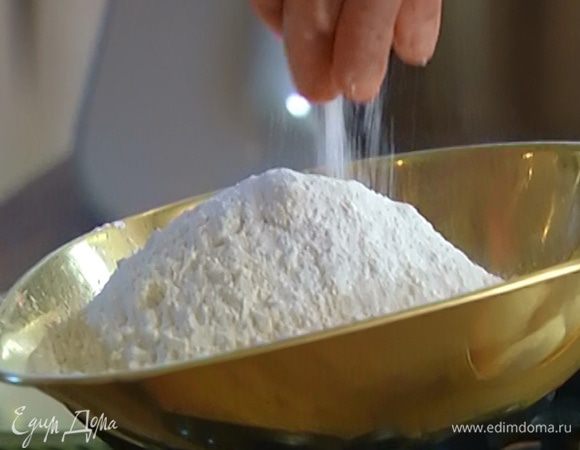 Муку перемешать с разрыхлителем и солью. 