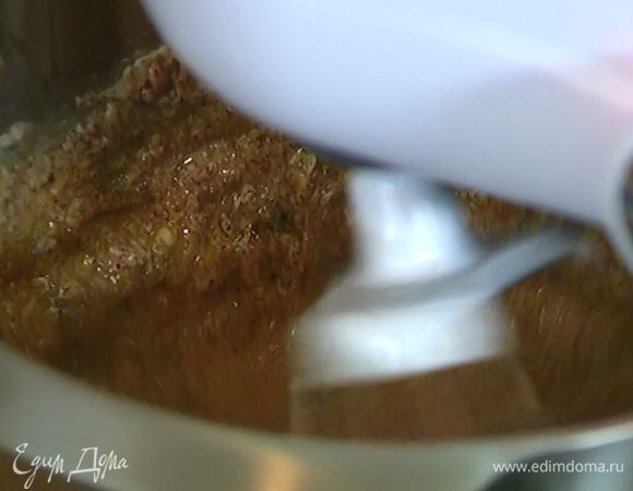 Приготовить тесто: предварительно размягченное сливочное масло и оставшийся сахар демерара вымешать в комбайне на небольшой скорости.