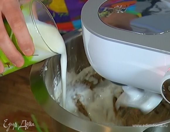 Не выключая комбайна, всыпать в тесто половину муки с разрыхлителем, затем влить кефир и всыпать оставшуюся муку. Вымешивать до получения однородной консистенции.