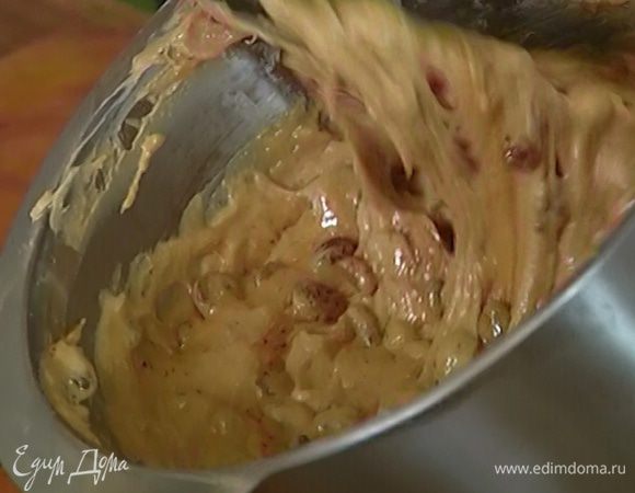 Добавить изюм и вымешать тесто лопаткой.