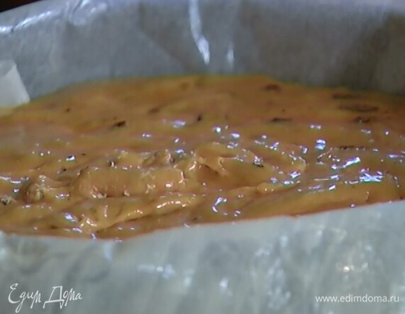 Разъемную форму диаметром не более 23 см выстелить бумагой для выпечки, выложить тесто и отправить в разогретую духовку на 45–50 минут, затем полностью остудить.