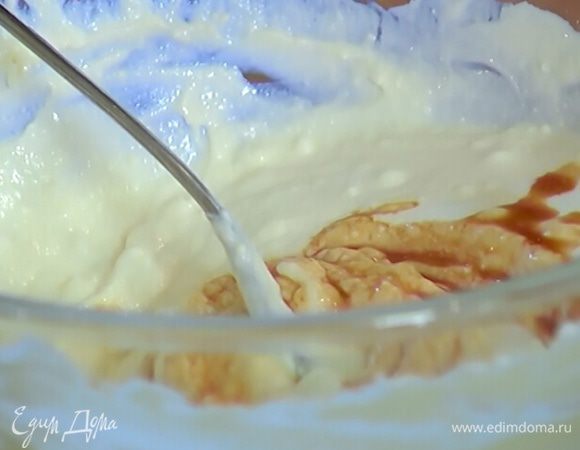 Приготовить крем: творог соединить со сметаной, добавить сахарную пудру, ванильный экстракт, все перемешать. Готовый крем отправить в холодильник.