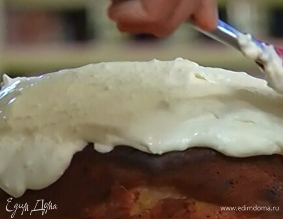 Остывший торт смазать сверху творожным кремом.