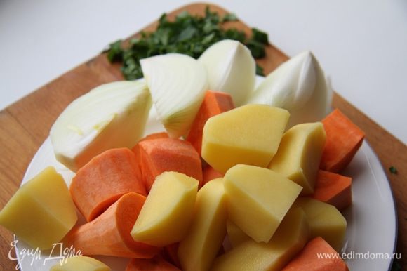 Морковь, картофель и лук нарежьте крупно, сложите в кастрюлю. Залейте водой и варите 15 минут.