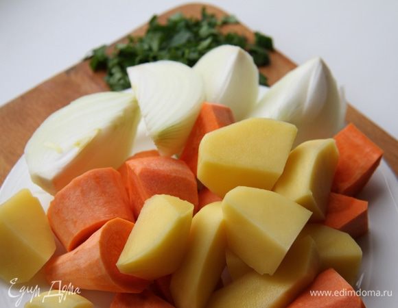 Морковь, картофель и лук нарежьте крупно, сложите в кастрюлю. Залейте водой и варите 15 минут.