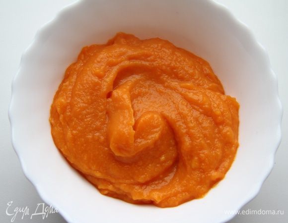 Слейте воду. Разомните сваренные овощи в пюре.