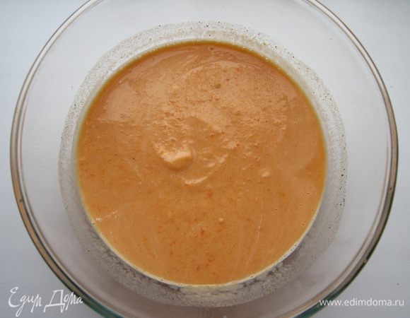 Влейте молоко, добавьте сметану, соль и перец. Тщательно перемешайте, подогрейте.