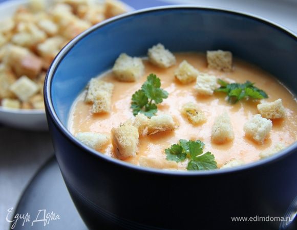 Разлейте по тарелкам, украсьте петрушкой. Подавайте суп горячим с гренками из белого хлеба.