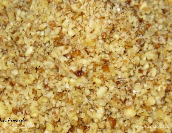 Измельчаю подсушенные на сухой сковороде без масла грецкие орехи