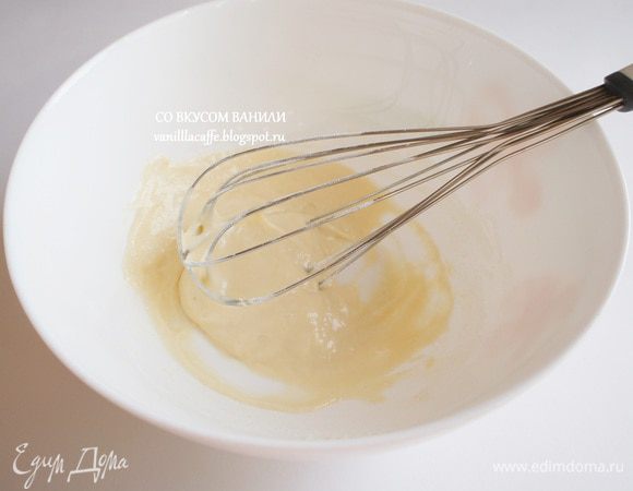 Яйцо взбить венчиком. Добавить муку и крахмал, перемешать.