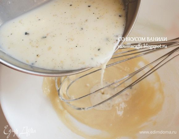Из молочной смеси достать стручок ванили. И медленно перелить ее в  яичную массу. По желанию добавить ром.