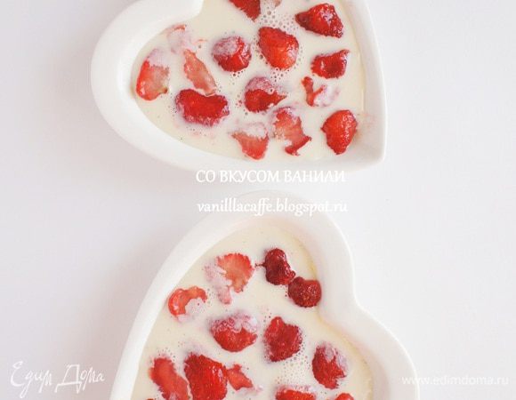 Положить нарезанную на кубики клубнику.