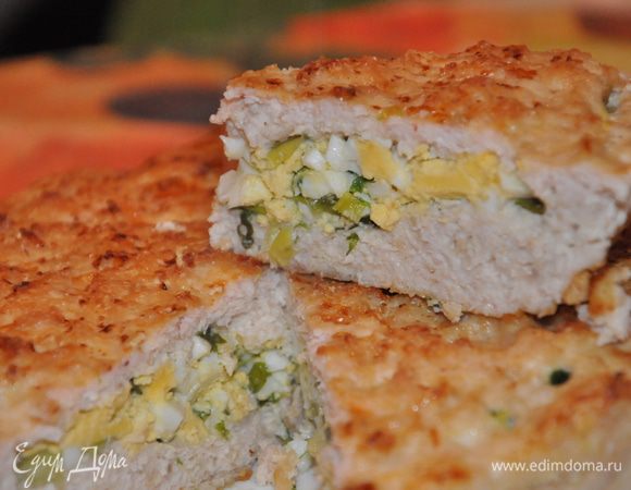 Репчатый лук измельчить (я тру на терке). Смешать фарш, репчатый лук, яйцо, творог, отруби, соль, перец. Хорошо все перемешать до однородности. 
Для начинки зеленый лук мелко порезать и немного подавить, чтобы дал сок, смешать измельченные яйца и зеленый лук. Можно добавить немного растительного или сливочного масла, соль. 3/4 фарша распределить в форме, сделать бортики, выложить начинку, накрыть оставшимся фаршем. Запекать в духовке до готовности.