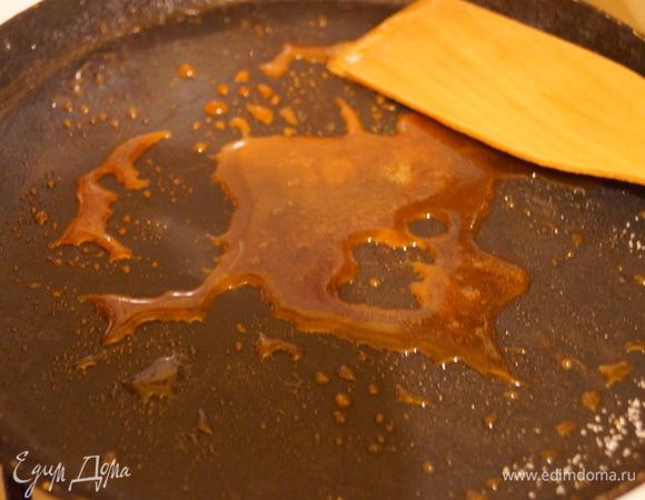 В толстодонной кастрюле  растопить сахар, до коричневого цвета, добавить кипяток