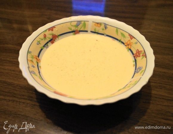 Снять с огня и добавить молоко, размешать и влить ликер