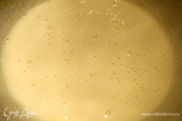 Для крема: взбить желтки с сахаром и ликером
