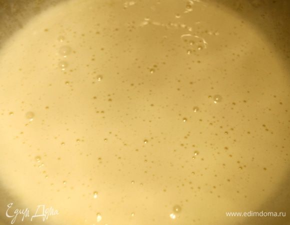 Для крема: взбить желтки с сахаром и ликером 