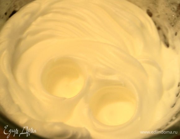 Отдельно взбить белки