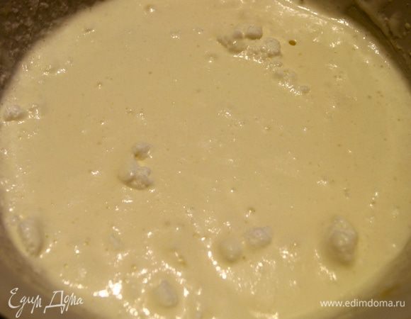 В желтки добавить размятый маскарпоне, хорошо взбить миксером. Добавить, аккуратно вмешивая, взбитые белки и хорошо взбитые сливки