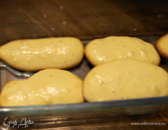 Савоярди обмакиваем быстренько (иначе они размокнут) в карамельный сироп и выкладываем в форму